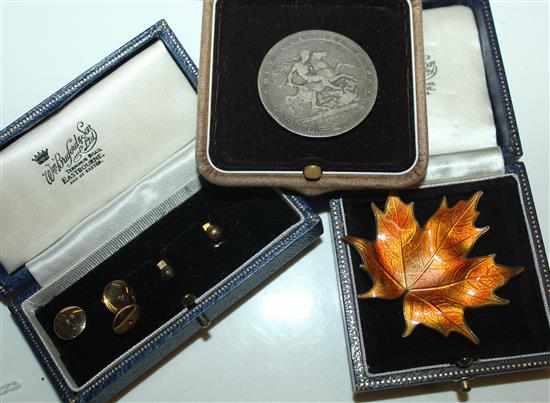 Three 9ct gold dress buttons, Norwegian silver & enamel Leaf brooch & George III 1818 silver crown